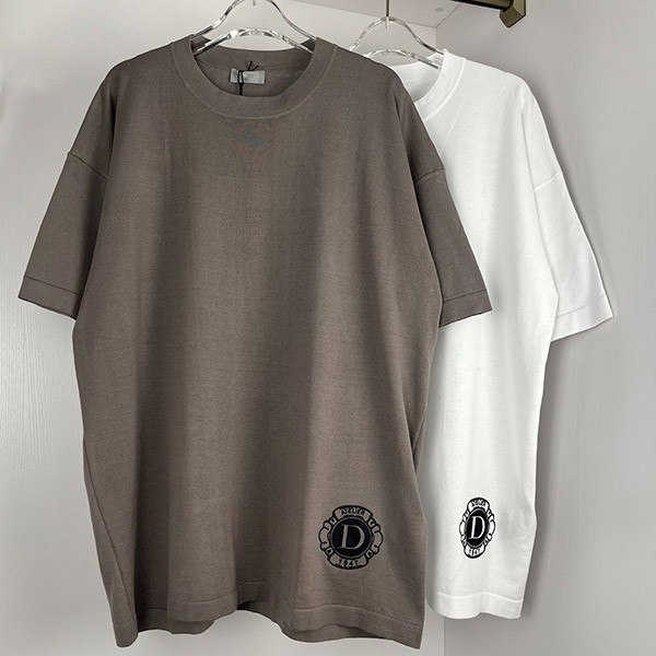 《バックプリントがかっこいい★》ディオール クルーネックTシャツ 偽物 483M648A
